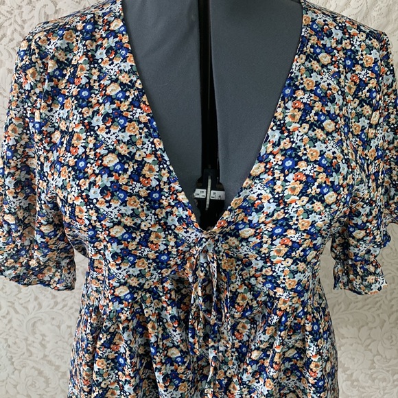 ❌SOLD❌SHEIN Ditzy Floral Top - Picture 2 of 6
